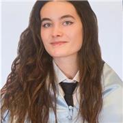 Pedagoga imparte clases a niños/as de primaria